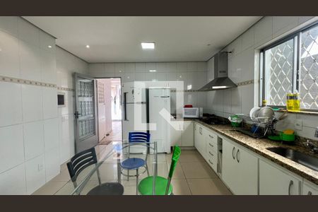 Casa à venda com 330m², 4 quartos e 3 vagas Casa à venda com 330m², 4 quartos e 3 vagasCozinha