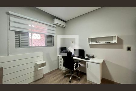 Casa à venda com 330m², 4 quartos e 3 vagas Casa à venda com 330m², 4 quartos e 3 vagasQuarto 4