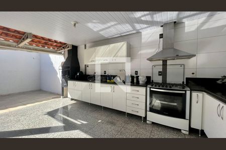 Casa à venda com 330m², 4 quartos e 3 vagas Casa à venda com 330m², 4 quartos e 3 vagasCozinha