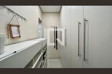 Casa à venda com 330m², 4 quartos e 3 vagas Casa à venda com 330m², 4 quartos e 3 vagasCloset