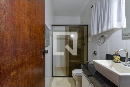 Casa à venda com 220m², 3 quartos e 2 vagas Casa à venda com 220m², 3 quartos e 2 vagasBanheiro social 2