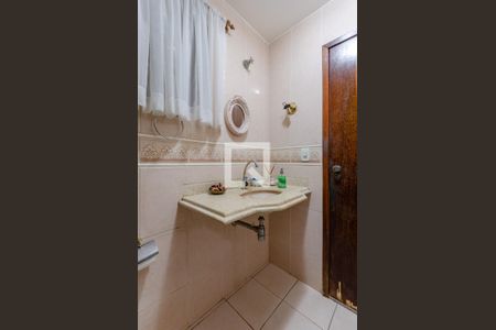 Casa à venda com 220m², 3 quartos e 2 vagas Casa à venda com 220m², 3 quartos e 2 vagasBanheiro social 1