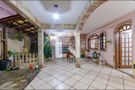 Casa à venda com 220m², 3 quartos e 2 vagas Casa à venda com 220m², 3 quartos e 2 vagasVaranda