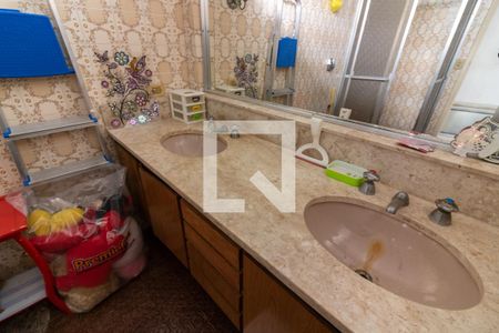 Casa à venda com 218m², 3 quartos e 2 vagasBanheiro 