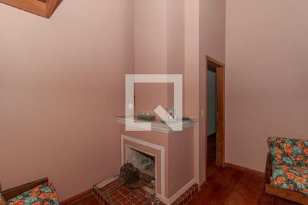 Casa à venda com 380m², 4 quartos e 4 vagas Casa à venda com 380m², 4 quartos e 4 vagasEspaço com lareira