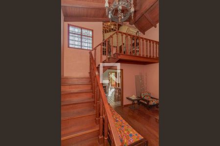 Casa à venda com 380m², 4 quartos e 4 vagasEscada