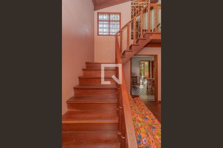 Casa à venda com 380m², 4 quartos e 4 vagas Casa à venda com 380m², 4 quartos e 4 vagasEscada