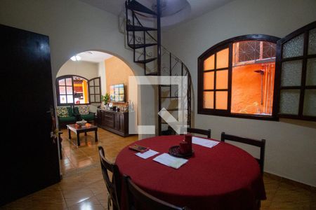 Casa de condomínio à venda com 180m², 4 quartos e 3 vagasSala