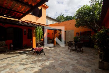 Casa de condomínio à venda com 180m², 4 quartos e 3 vagasQuintal