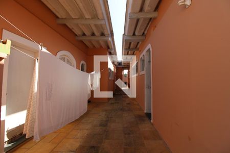 Casa à venda com 647m², 5 quartos e 8 vagasFundos da casa