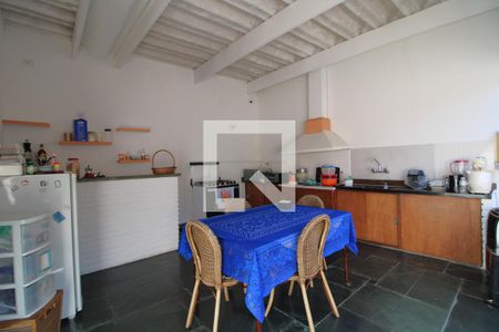 Casa à venda com 647m², 5 quartos e 8 vagasCozinha da piscina