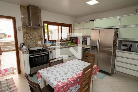 Casa à venda com 364m², 4 quartos e 3 vagasCozinha 