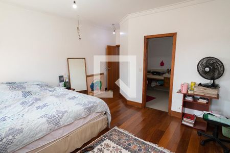 Casa à venda com 364m², 4 quartos e 3 vagasSuíte 2