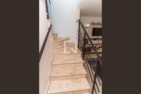Escada  de casa para alugar com 3 quartos, 110m² em Vila Isolina Mazzei, São Paulo