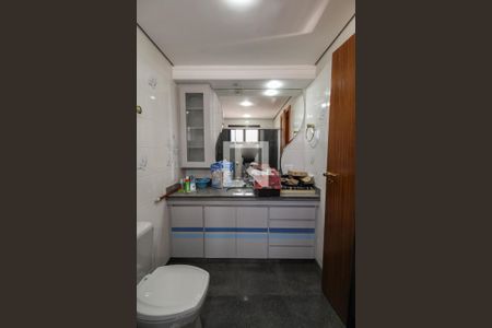 Apartamento à venda com 220m², 4 quartos e 3 vagas Apartamento à venda com 220m², 4 quartos e 3 vagasBanheiro da Suíte 3