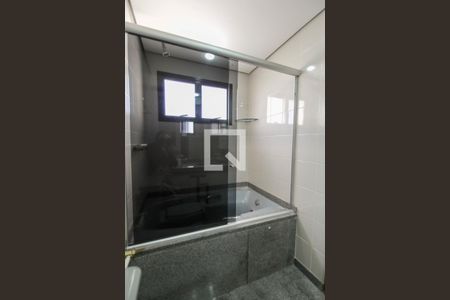 Apartamento à venda com 220m², 4 quartos e 3 vagas Apartamento à venda com 220m², 4 quartos e 3 vagasBanheiro da Suíte 2