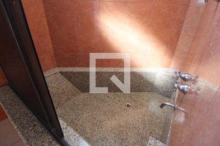 Casa para alugar com 340m², 3 quartos e 8 vagasBanheira da suíte