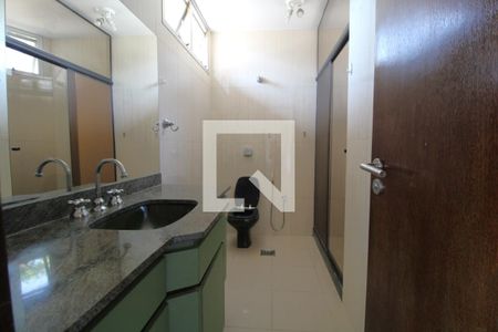 Casa para alugar com 340m², 3 quartos e 8 vagasBanheiro comum