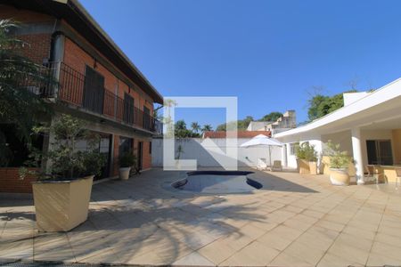 Casa para alugar com 340m², 3 quartos e 8 vagasFundos da casa - piscina