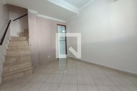 Sala de casa de condomínio para alugar com 2 quartos, 80m² em Jardim Paraiso de Viracopos, Campinas