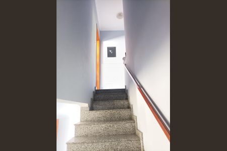 Casa à venda com 49m², 2 quartos e sem vaga Casa à venda com 49m², 2 quartos e sem vagaEscada