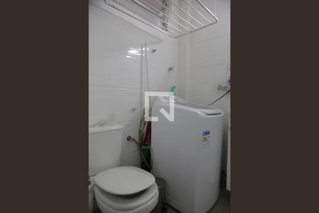 Banheiro de kitnet/studio para alugar com 1 quarto, 23m² em José Menino, Santos