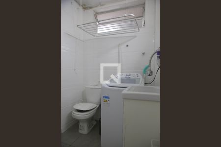 Banheiro de kitnet/studio para alugar com 1 quarto, 23m² em José Menino, Santos