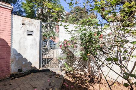 Casa à venda com 270m², 2 quartos e 5 vagas Casa à venda com 270m², 2 quartos e 5 vagasEntrada