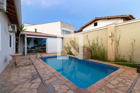 Casa à venda com 180m², 2 quartos e 4 vagas Casa à venda com 180m², 2 quartos e 4 vagasPiscina