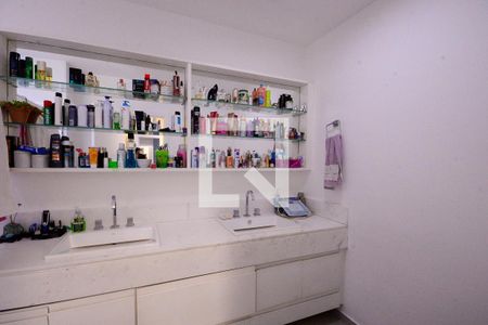 Apartamento à venda com 275m², 4 quartos e 4 vagasBanheiro do Quarto 1