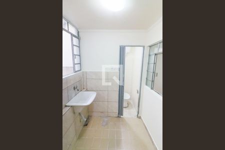 Lavanderia e Banheiro de casa para alugar com 1 quarto, 40m² em Jardim Guarau, São Paulo