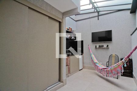 Casa à venda com 130m², 3 quartos e 2 vagas Casa à venda com 130m², 3 quartos e 2 vagasÁrea externa