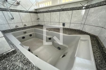 Casa para alugar com 275m², 5 quartos e 4 vagasBanheiro da Suíte