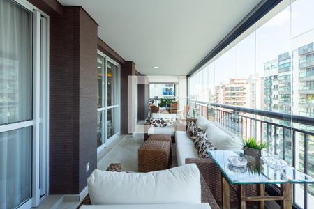 Apartamento à venda com 250m², 4 quartos e 5 vagas Apartamento à venda com 250m², 4 quartos e 5 vagasVaranda da Sala