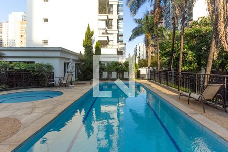 Apartamento à venda com 250m², 4 quartos e 5 vagas Apartamento à venda com 250m², 4 quartos e 5 vagasÁrea comum - Piscina