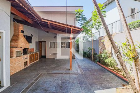 Casa à venda com 200m², 3 quartos e 2 vagas Casa à venda com 200m², 3 quartos e 2 vagasÁrea externa - Quintal