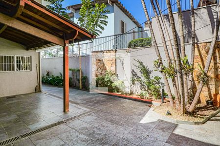 Casa à venda com 200m², 3 quartos e 2 vagas Casa à venda com 200m², 3 quartos e 2 vagasÁrea externa - Quintal