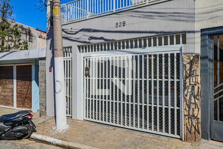 Casa à venda com 200m², 3 quartos e 2 vagas Casa à venda com 200m², 3 quartos e 2 vagasFachada