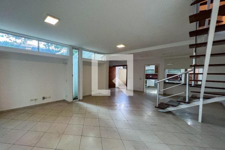 Casa à venda com 250m², 3 quartos e 2 vagas Casa à venda com 250m², 3 quartos e 2 vagasSala