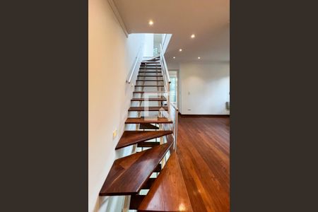 Casa à venda com 250m², 3 quartos e 2 vagas Casa à venda com 250m², 3 quartos e 2 vagasEscada