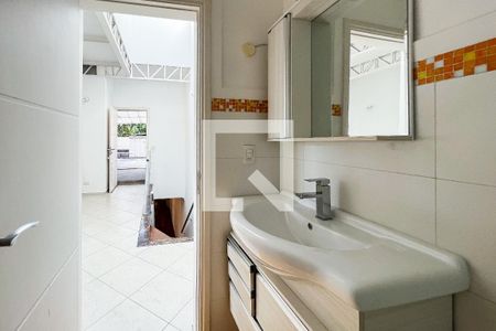 Casa à venda com 250m², 3 quartos e 2 vagas Casa à venda com 250m², 3 quartos e 2 vagasBanheiro