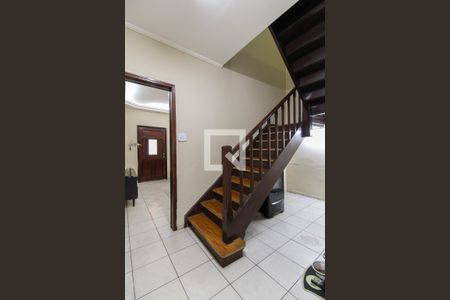 Casa à venda com 196m², 3 quartos e 1 vaga Casa à venda com 196m², 3 quartos e 1 vagaEscada