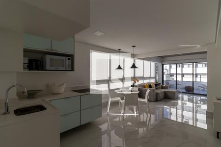 Sala e cozinha de apartamento para alugar com 2 quartos, 160m² em Vila Nova Conceição, São Paulo