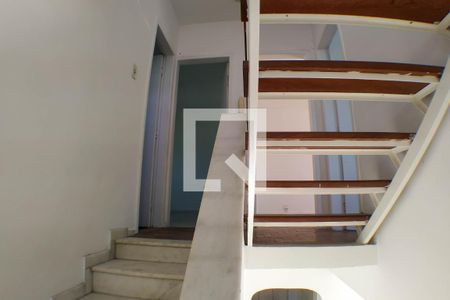 Casa para alugar com 100m², 4 quartos e sem vagaEscada