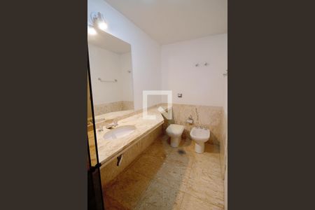 Apartamento à venda com 270m², 3 quartos e 4 vagas Apartamento à venda com 270m², 3 quartos e 4 vagasBanheiro da Suíte 2