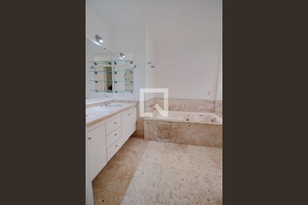 Apartamento à venda com 270m², 3 quartos e 4 vagas Apartamento à venda com 270m², 3 quartos e 4 vagasBanheiro da Suíte 3