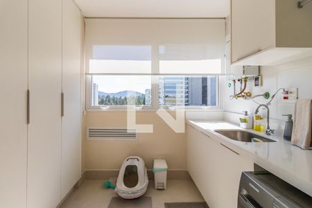 Apartamento à venda com 338m², 4 quartos e 4 vagas Apartamento à venda com 338m², 4 quartos e 4 vagasÁrea de Serviço