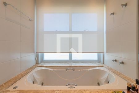 Apartamento à venda com 338m², 4 quartos e 4 vagas Apartamento à venda com 338m², 4 quartos e 4 vagasBanheiro da Suíte 4