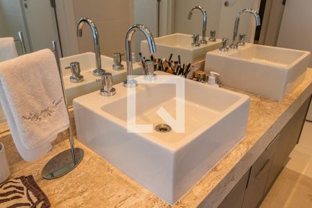 Apartamento à venda com 338m², 4 quartos e 4 vagas Apartamento à venda com 338m², 4 quartos e 4 vagasBanheiro da Suíte 4