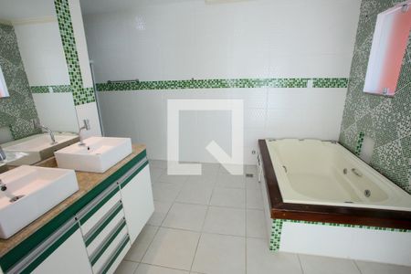 Casa de condomínio à venda com 239m², 3 quartos e 2 vagas Casa de condomínio à venda com 239m², 3 quartos e 2 vagasBanheiro da Suíte 1